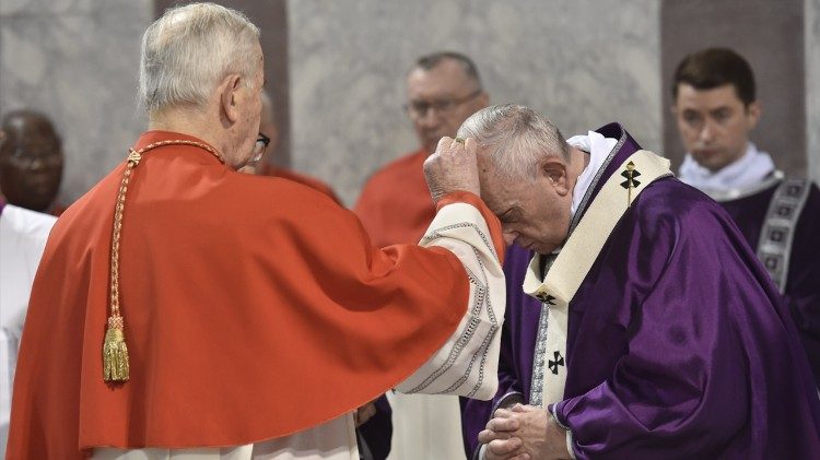 Francisco recebendo as cinzas na Basílica de Santa Sabina, no Aventino, na Quarta-feira de Cinzas (foto de arquivo)