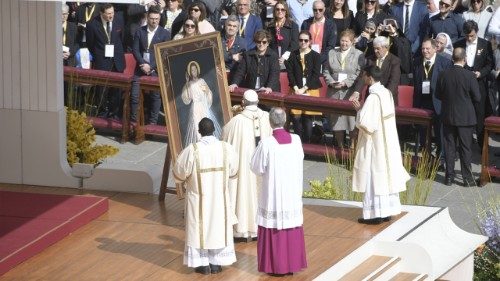 Pope Francis on Divine Mercy Sunday: ‘Contemplate boundless love’