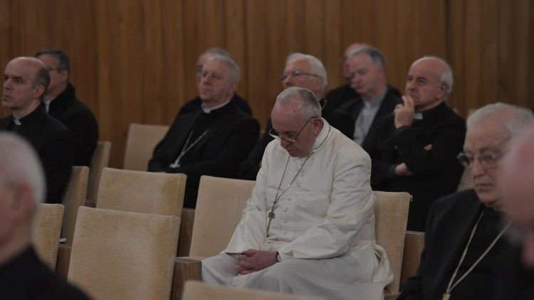Members of the Roman Curia with Pope Francis on retreat