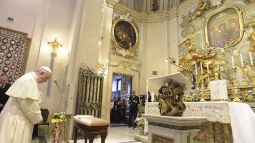 Oración del Papa: «Bajo tu amparo nos acogemos, Santa Madre de Dios»