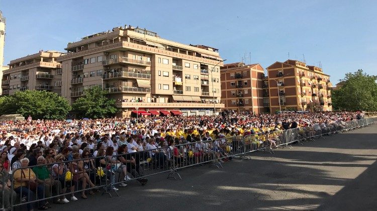 Les milliers de fidèles rassemblés le long du lido d'Ostie, en la solennité de la Fête-Dieu, dimanche 3 juin 2018.
