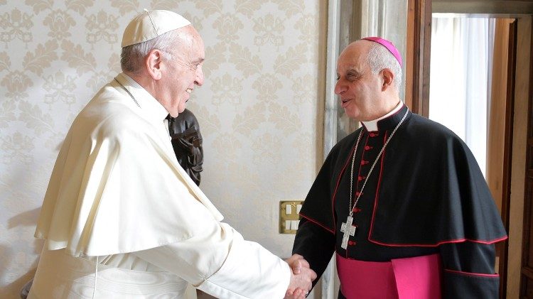 Арцыбіскуп Рына Фізікела падчас сустрэчы з Францішкам
