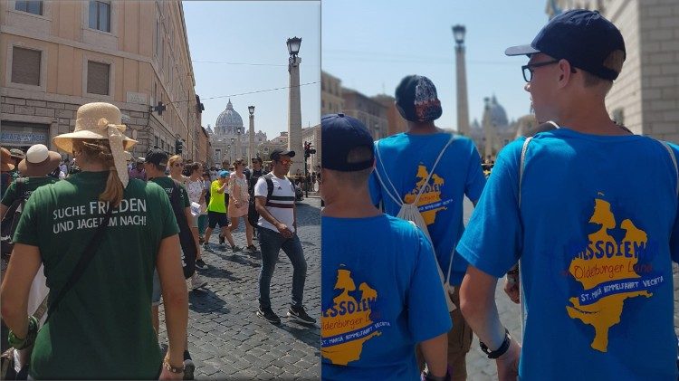 Los  monaguillos con el  Papa