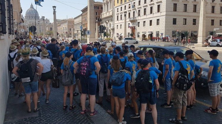 Los  monaguillos con el  Papa
