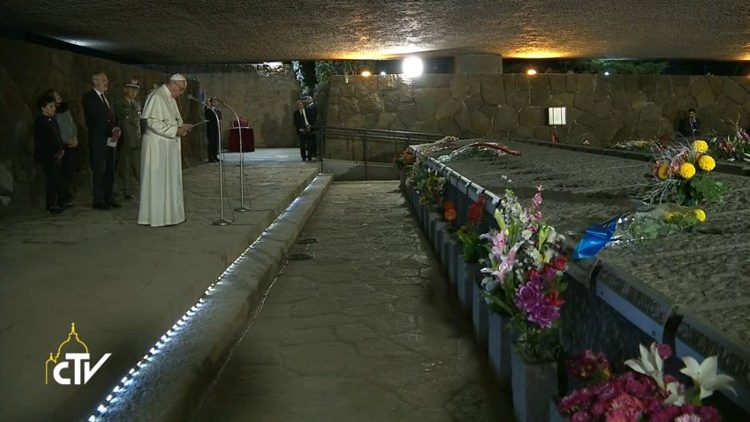 El Santo Padre eleva su oración al cielo ante las tumbas de las 335 víctimas de la masacre de 1944