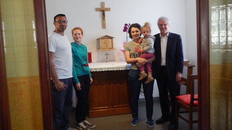 Gruppo familiare nella cappella della casa di Nomadelfia