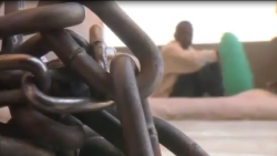 particolare catene casa accoglienza.PNG