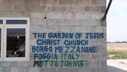 Chiesa cristiana  tra le baracche.jpg