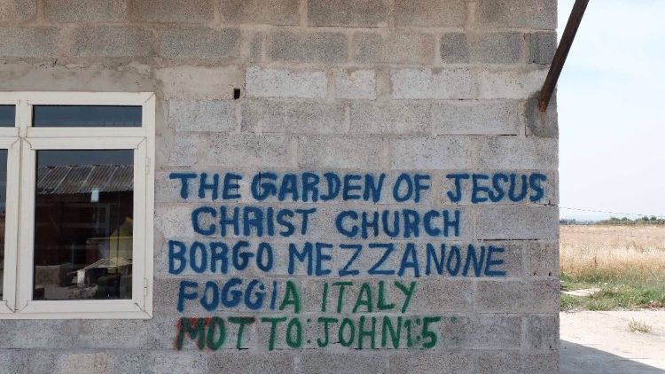 Un luogo di culto tra le baracche di Borgo Mezzanone, Foggia 