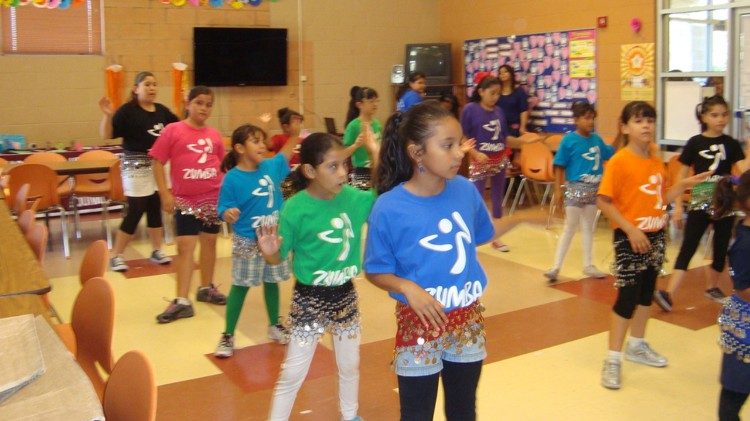 Niños asistidos por Caridades Católicas