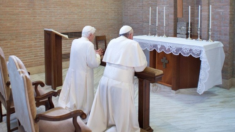 Benoît XVI et François en prière ensemble lors du retour du Pape émérite au Vatican, en mai 2013.