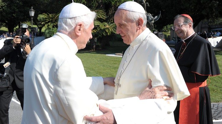 El Papa Francisco junto al Papa emérito Benedicto XVI en los jardines vaticanos