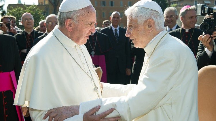 Papst Franziskus und sein Vorgänger Benedikt XVI.
