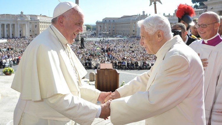 François et Benoît XVI lors d'une rencontre Place Saint-Pierre consacrée aux personnes âgées.