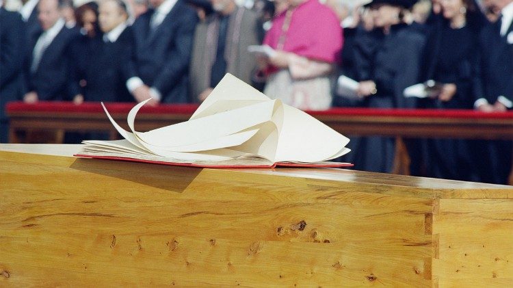 Il Vangelo accarezzato dal vento durante i funerali di Giovanni Paolo II