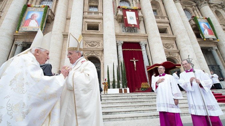 Der emeritierte Papst Benedikt XVI. und Papst Franziskus bei der Heiligsprechung für Papst Johannes Paul II.  am 27.4.2014 auf dem Petersplatz