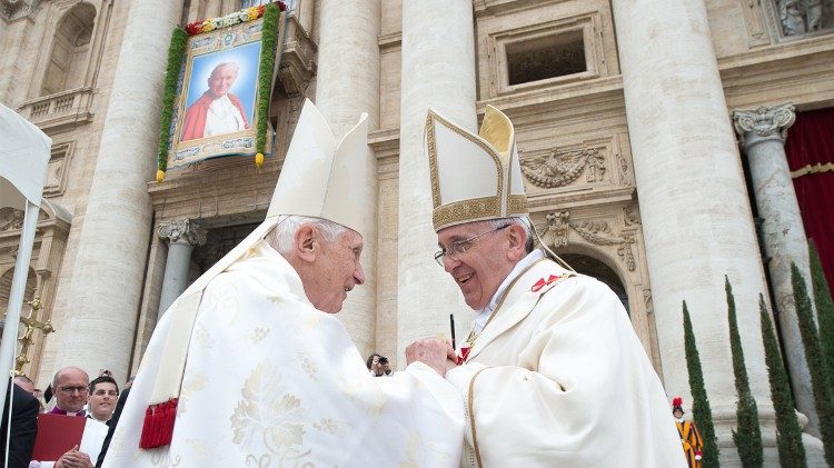 Le Pape François saluant Benoît XVI lors de la canonisation de Jean-Paul II et Jean XXIII, le 27 avril 2014. 