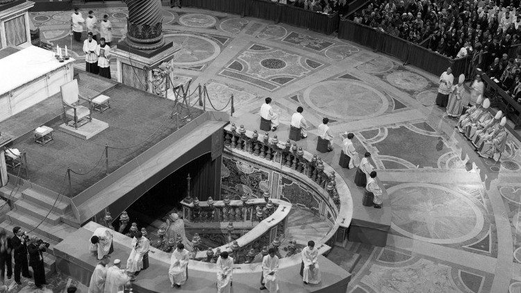 Papa Paolo VI procede alla lavanda dei piedi Pasqua 1975