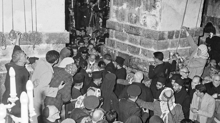 Papa Paulo VI na Basílica do Santo Sepulcro, em Jerusalém (04-01-1964)