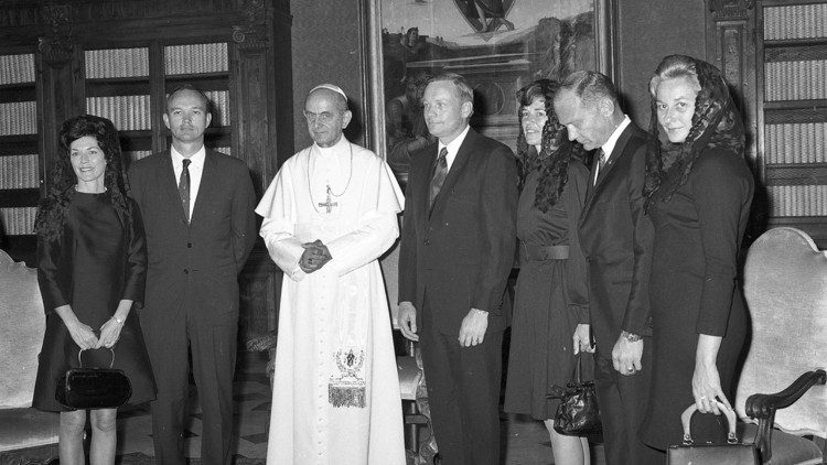 Papa Paulo VI recebeu em audiência no Vaticano os astronautas em 17 de outubro de 1969