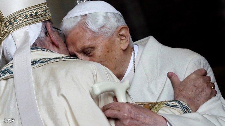 Der emeritierte Papst bei einer Begegnung mit Papst Franziskus