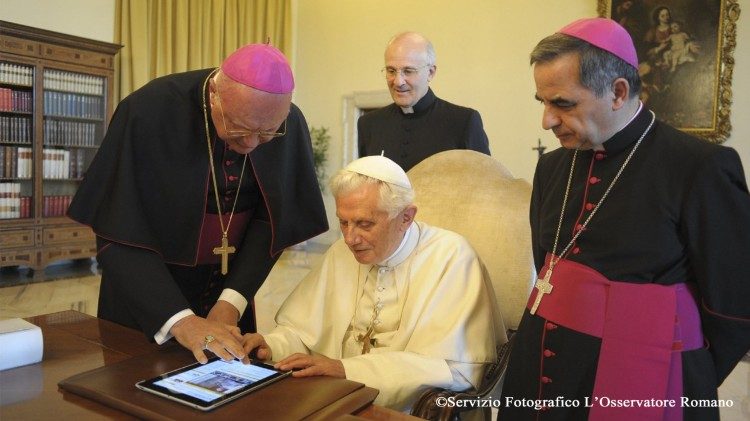 Benedetto XVI envía el primer tweet a través de @Pontifex