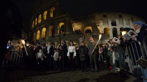 Kreuzweg am Kolosseum: Gebet um die Gnade der heiligen Hoffnung