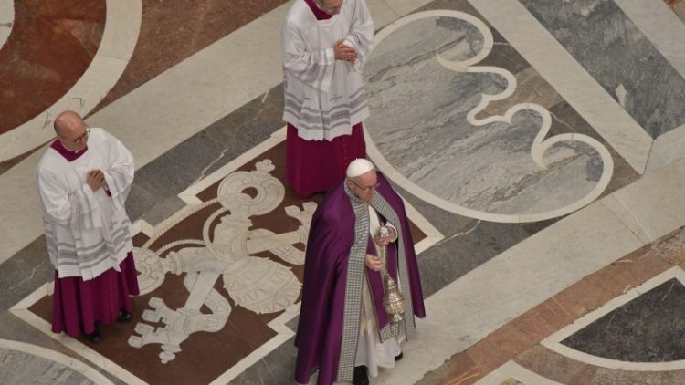 Papa durante la celebrazione-Penitenziale