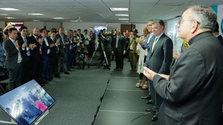  Juan Manuel Santos, presidente de Colombia y Mons. Henao. 