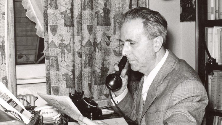 Igino Giordani nel suo studio