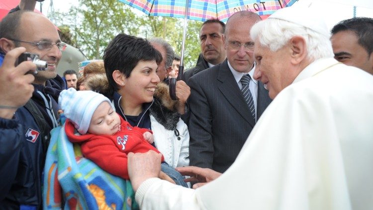 Benedicto XVI visita las zonas afectadas por el terremoto en Abruzos en 2009
