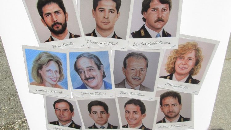Uroczystości w Palermo: plakaty studenckie poświęcone ofiarom mafii