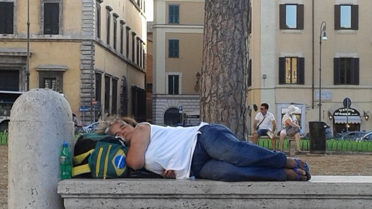 Un povero nelle strade di Roma
