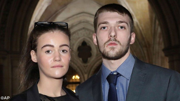 Tom Evans i Kate James, rodzice małego Alfiego