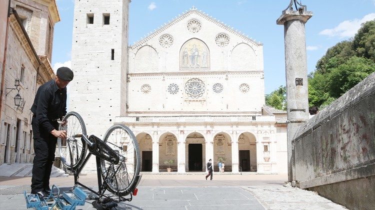 Terence Hill sullo sfondo di Spoleto