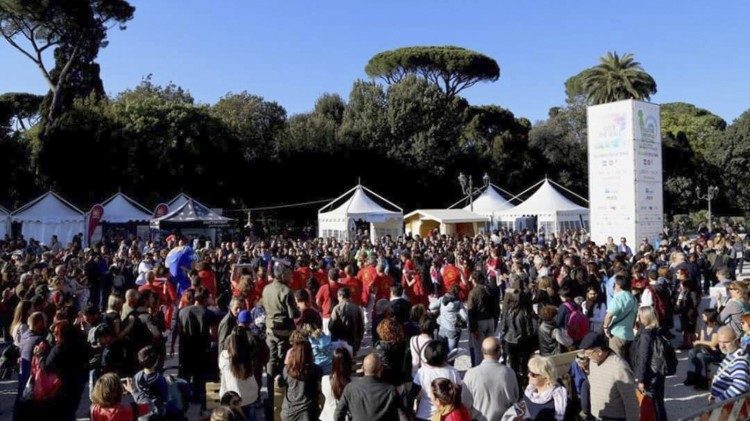 Il "Villaggio per la Terra" a Villa Borghese a Roma