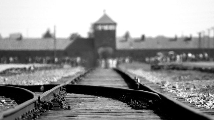 Aprender das tragédias do passado para construir um futuro de paz e acolhimento. Na foto, campo de Auschwitz