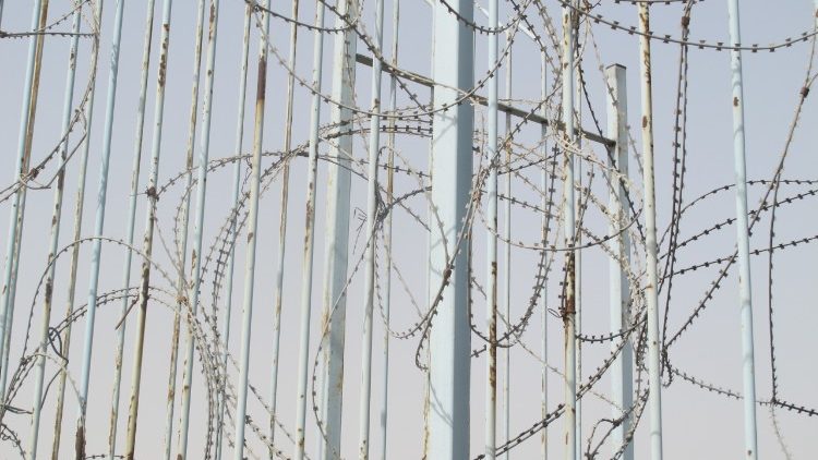 Arame farpado que circunda uma prisão