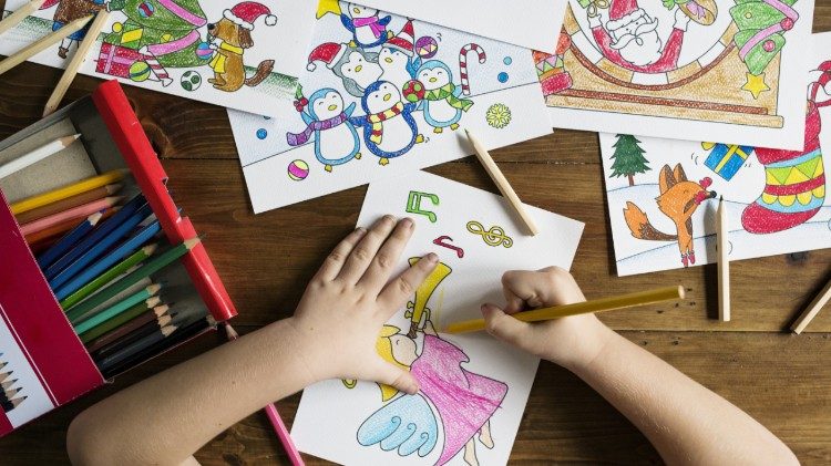 Criança fazendo um desenho