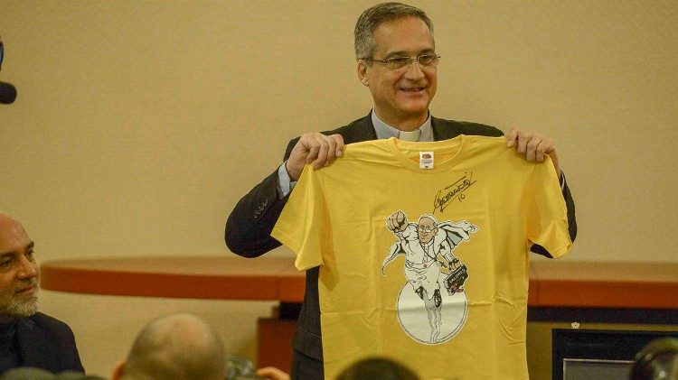 Mons. Dario E. Viganò apresenta a camiseta assinada por Francesco Totti