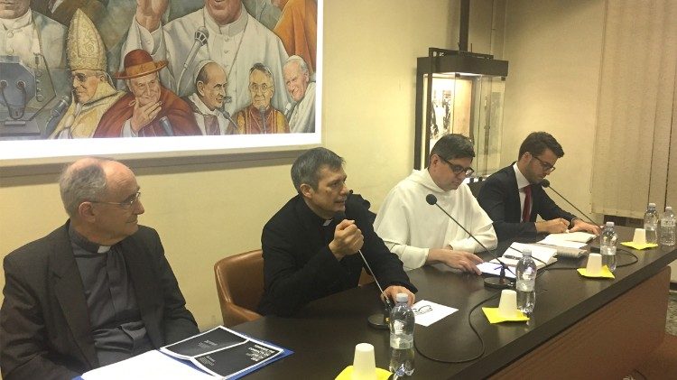  mons. Lucio Adrian Ruiz, segretario della Segreteria per la Comunicazione - Vaticano