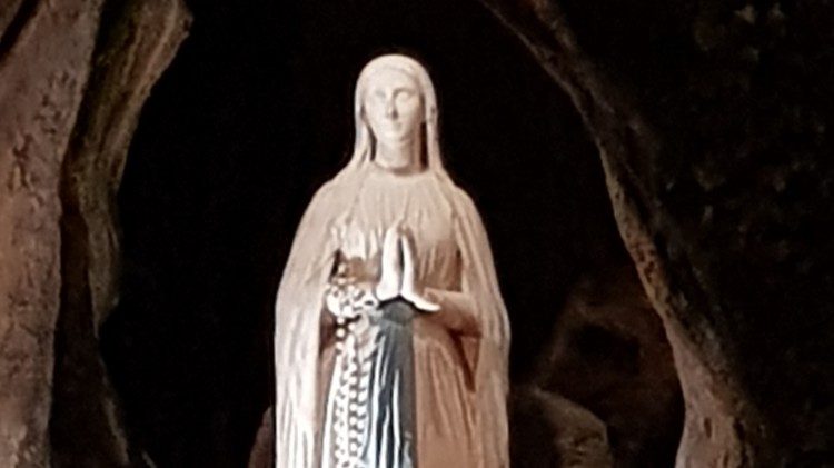 Marienstatue in Lourdes