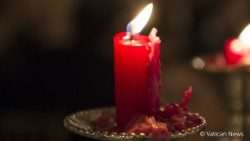 20180130_SPC_DG_candela, luce, candelabro, consumare, sfumare, rosso, oro, illuminare.jpg