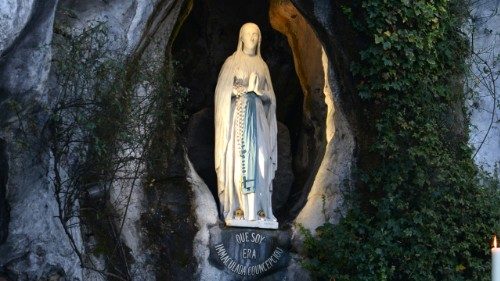Francisco a la Virgen de Lourdes: ¡Madre, ayúdanos a ser comunidad!
