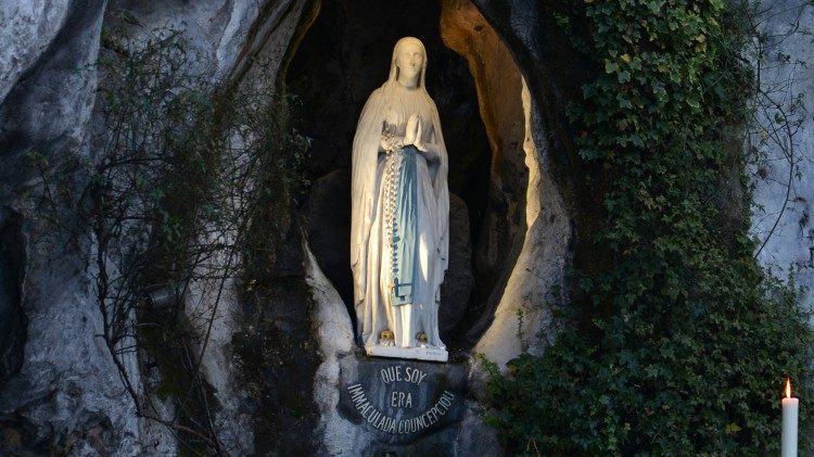 La grotte de Massabielle, où la Vierge Marie apparut à Ste Bernadette à 18 reprises, du 11 février au 16 juillet 1858