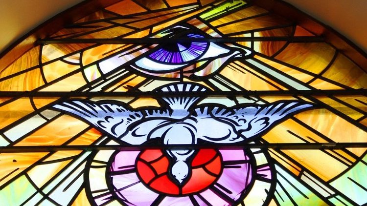 Pfingstmotiv auf einem Kirchenfenster