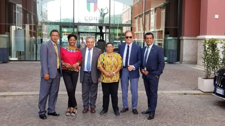 Delegação cabo-verdiana Comité Olímpica e Paraolimpica em frente do CONI 