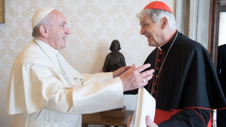 Кардынал Эдоарда Мэнікэлі падчас сустрэчы з Францішкам