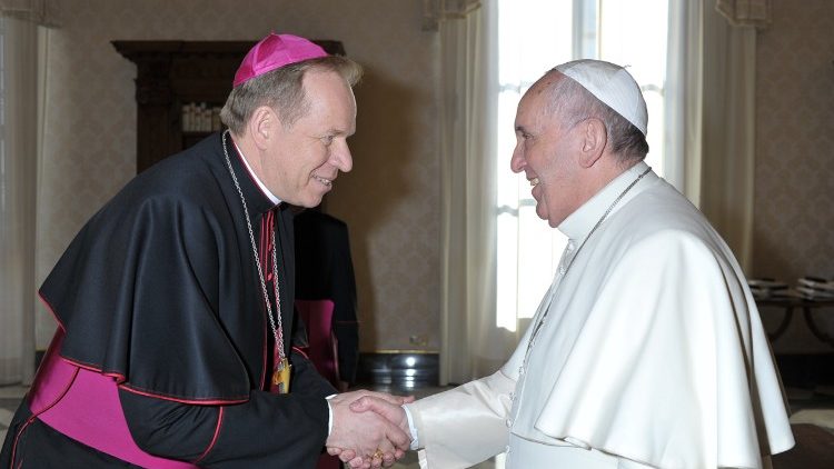 2015-02-02 Papa Francesco e mons. Gintaras Grusas vescovo di Vilnius