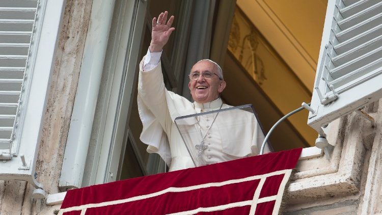 El Santo Padre Francisco saluda a los fieles desde la ventana del Palacio Apostólico